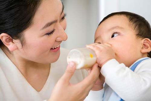 8 "đừng" khi cho bé uống sữa công thức
